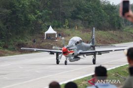 Jalan tol miliki nilai strategis usai berhasil didarati jet tempur