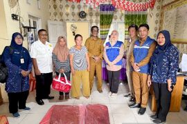 Pemkab Gorontalo serahkan bantuan bagi warga terdampak angin kencang