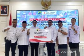 Pemkab Cianjur menyerahkan hasil Bulan Dana Kemanusiaan ke PMI Cianjur