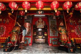 Cuci patung dewa jelang Imlek 2577