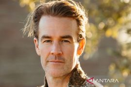 Serial Elle beri penghormatan spesial untuk mendiang James Van Der Beek