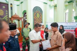 Pemkab Solok serahkan bantuan 1.000 seragam sekolah ke korban banjir
