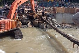 Dua jembatan darurat di Agam hanyut dibawa arus sungai pada Rabu malam
