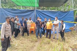 Polisi bongkar makam Kepala Desa Kelau untuk autopsi penyebab kematian