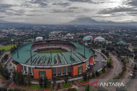 Atap Stadion Pakansari rusak diterjang hujan deras dan angin kencang