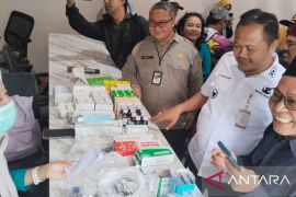 Kepala BBMP Jabar tinjau cek kesehatan gratis petani di Pos UKK Karawang