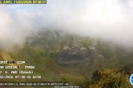 Gempa vulkanik dangkal Gunung Awu meningkat 14 kejadian/hari
