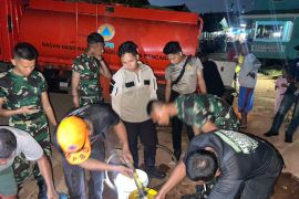 Forkopimda Lingga salurkan air bersih untuk warga yang terdampak kekeringan