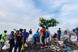 Brimob Polda Malut gandeng warga bersihkan Pantai Kalumata dari sampah
