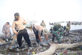 TNI/Polri dan ASN Situbondo bersihkan sampah di Pantai Panarukan