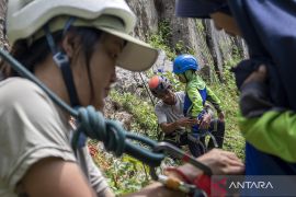 Latih mental sejak dini, intip aksi keren 82 siswa SD panjat Tebing Hawu demi jaga alam Jawa Barat