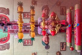 Umat bersihkan patung dan altar jelang Imlek 2577