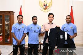 Wapres Gibran beri wejangan atlet sepak bola Papua yang akan TC di Austria