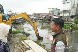 Pemkot Banjarmasin turunkan dua alat berat benahi aliran Sungai Pekapuran