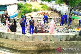 Polairud dan warga pesisir Bone Bolango gelar operasi sampah