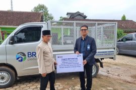 BRI Bandarjaya salurkan bantuan mobil sampah sebagai bagian dari TJSL