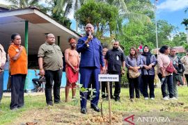 Dominggus Mandacan: Aksi tanam 1.000 pohon bukti kontribusi pers jaga alam