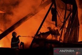 Kebakaran pabrik cat di Tangerang