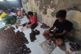 Produsen kue keranjang kebanjiran pesanan imbas hari raya beruntun