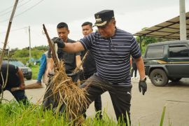 Ratusan orang memungut sampah di jalur wisata Garut