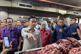 Wapres Gibran cek pemberian subsidi sembako di Pasar Badung