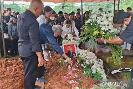 Keluarga kopilot Smart Air soroti minimnya pengamanan Bandara Korowai