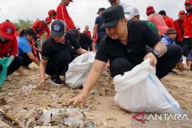Pemkab Badung gelar aksi bersih sampah di Pantai Kedonganan