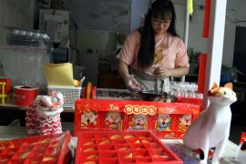 Produksi kue keranjang mini jelang Imlek