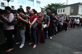 Warga Pontianak ramai-ramai antre tukarkan uang pecahan kecil untuk Imlek