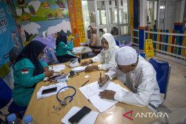 Vaksinasi meningitis dan influenza calon haji di Indramayu