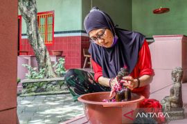 Bersihkan patung jelang Imlek Page 2 Small