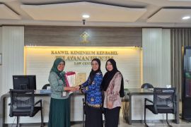 Kemenkum Babel serahkan empat sertifikat merek produk UMKM