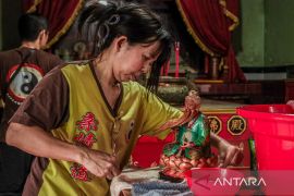 Bersihkan patung jelang Imlek Page 3 Small