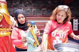 Bersih-bersih jelang Imlek Page 3 Small