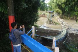 Jembatan putus di Jember