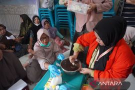 Mahasiswa UUI latih penyintas banjir Pidie Jaya buat antinyamuk alami