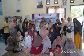 Mahasiswa UUI latih penyintas banjir Pidie Jaya buat antinyamuk alami dari Boh Kala