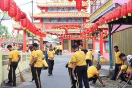 Polres Lingga bersihkan area klenteng serta implementasikan Program ASRI
