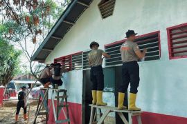 Brimob renovasi SDN di Tapanuli Tengah percepat aktivitas belajar
