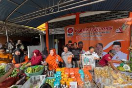 Warga Tabalong serbu Pasar Tani PKS