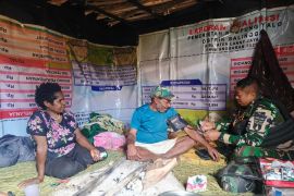 Satgas Yonif 511/DY perkuat layanan pengobatan bagi warga Balingga