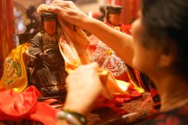 Ritual pergantian busana Dewa jelang Imlek di Tulungagung