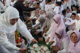 Khofifah bagikan apem saat tradisi megengan di Masjid Al-Akbar