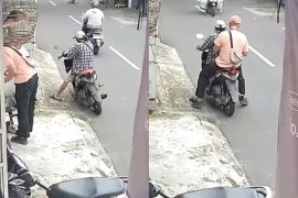 Polisi identifikasi pria tempelkan stiker QR judi daring di Jaksel