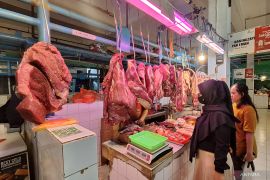 Harga cabai dan daging sapi di Pasar Santa naik jelang Imlek