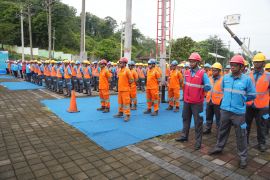 PLN tutup bulan K3, personel tampilkan kemampuan evakuasi di jaringan