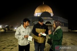Penyaluran bantuan dari masyarakat Indonesia untuk Palestina melalui Dompet Dhuafa