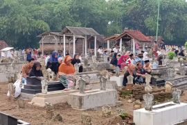 Warga Karanganom Trenggalek gelar tradisi ziarah jelang Ramadhan