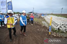 Gibran tinjau pembangunan tol Semarang-Demak Seksi I