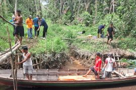 Warga Pulang Pisau temukan mayat pria tersangkut di titian